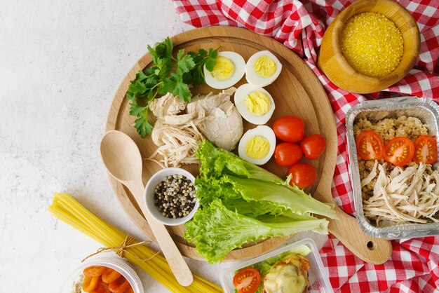 접시에 맛있는 음식의 평평한 누워