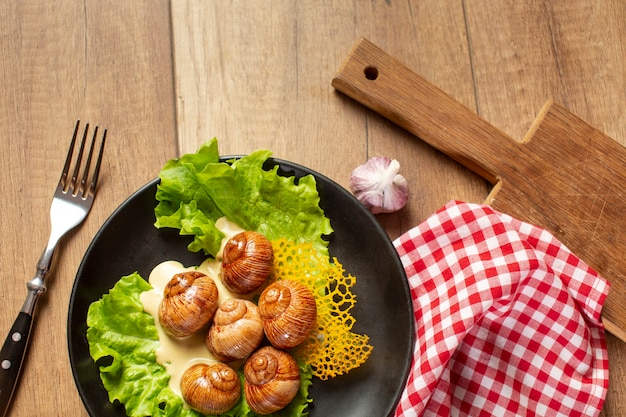 나무 테이블에 맛있는 음식의 평면 배치