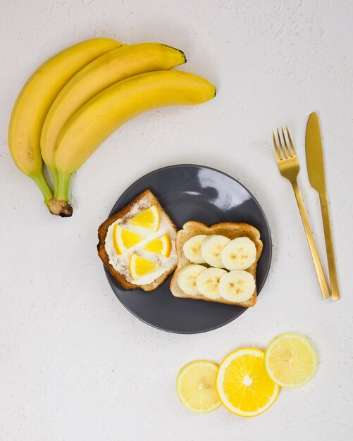 맛있는 건강한 아침 식사의 평평한 누워