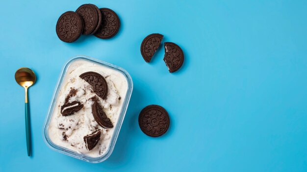 Flat lay delicious ice cream with cookies