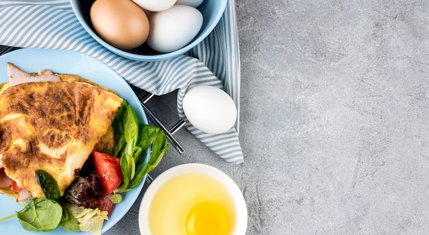 Free photo flat lay delicious meal with eggs