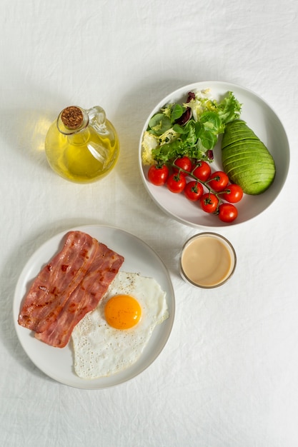 평평한 평지 맛있는 식사 배열