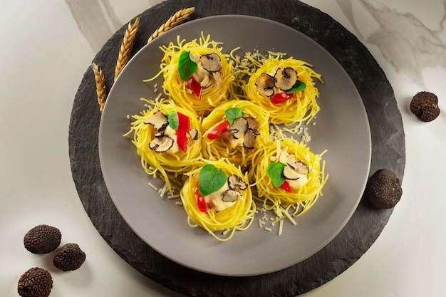 Free photo flat lay delicious pasta with truffle