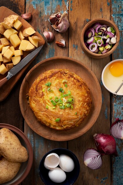 平らなおいしいスペインのトルティーヤのある静物