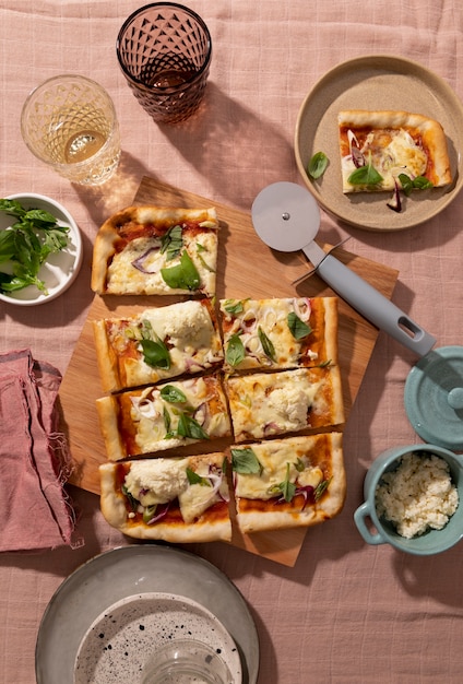 Foto gratuita deliziosa pizza quadrata piatta e condimenti