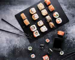 Бесплатное фото Плоские лежали вкусные суши и соус