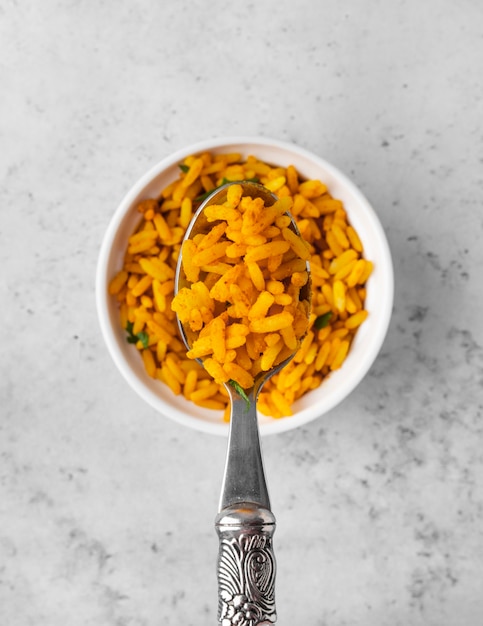 Бесплатное фото Плоский лежал вкусный желтый рис в миске