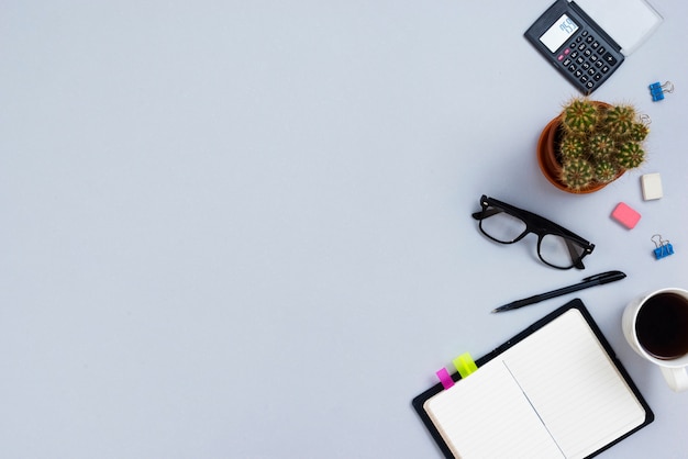 Free photo flat lay desk concept with copy space