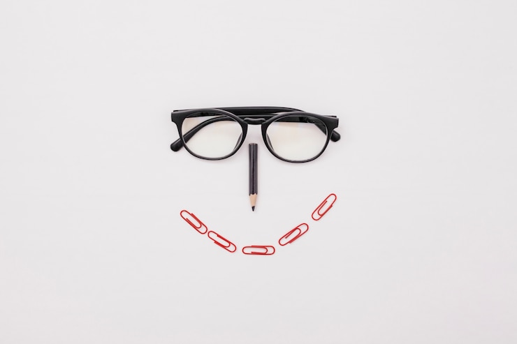 Free Photo flat lay desk concept with glasses