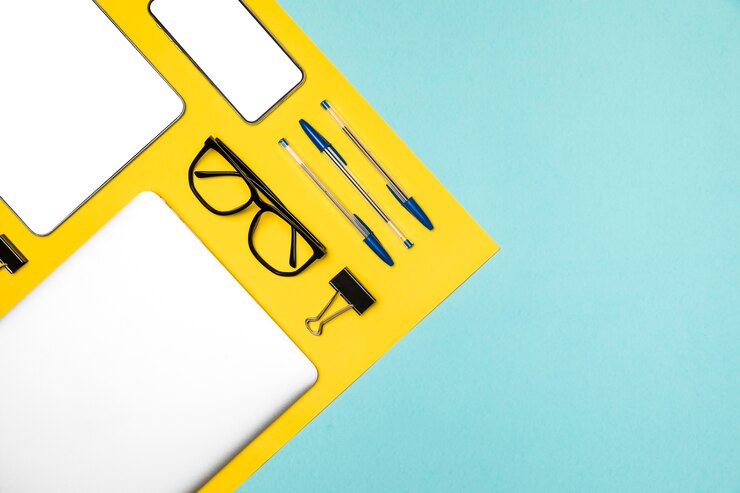 Free Photo flat lay desk concept with mockup devices