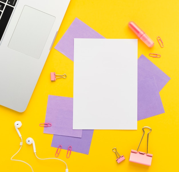 Free photo flat lay of desk with note mock-up