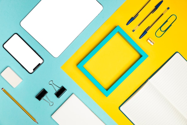 Concetto di desktop flat lay con