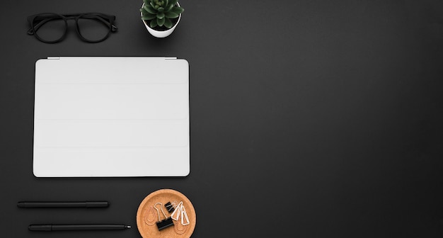 Free photo flat lay of desktop with glasses and copy space