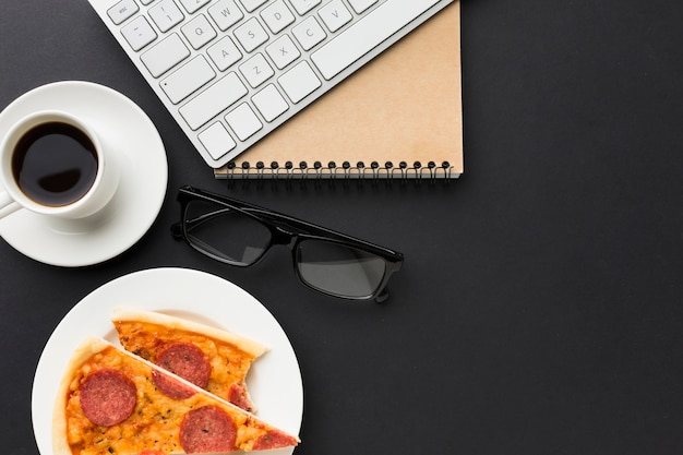 Плоская планировка рабочего стола с пиццей и клавиатурой