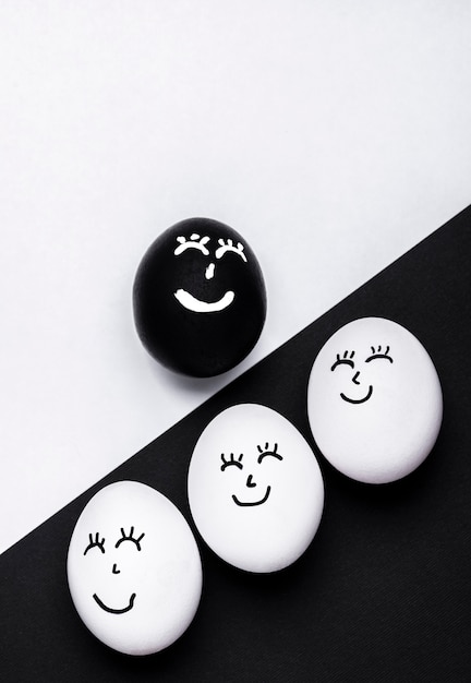 ブラック・ライヴズ・マター・ムーブメントのための顔を持つ異なる色の卵の平らな産卵