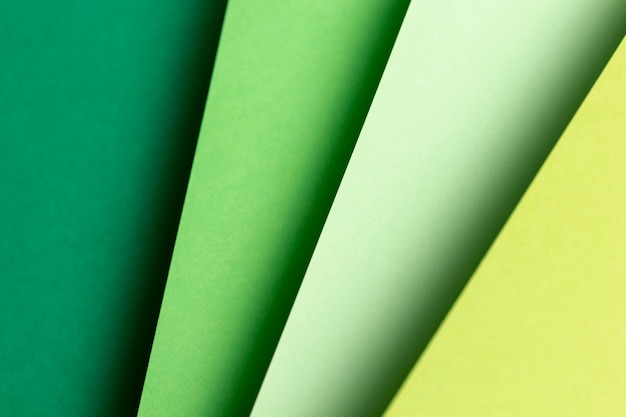 平らな緑の紙のさまざまな色合いを置く