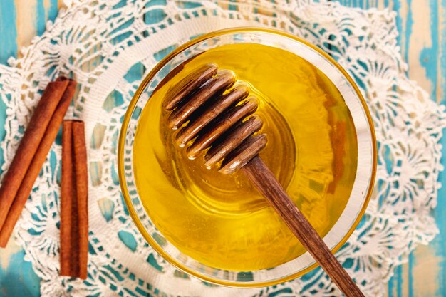 그릇에 평평한 국자와 꿀