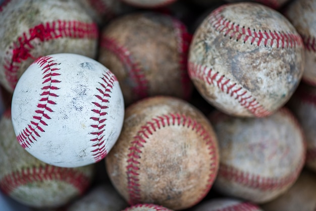 Foto gratuita posa piatta di palle da baseball sporche