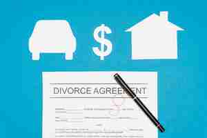 Free photo flat lay divorce agreement with pen