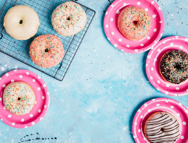 Free photo flat lay donut composition with copyspace