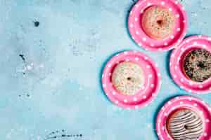 Free photo flat lay donut composition with copyspace