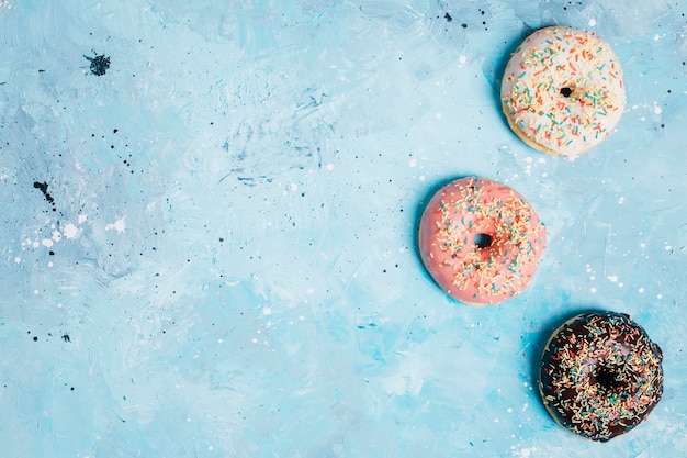 Free photo flat lay donut composition with copyspace