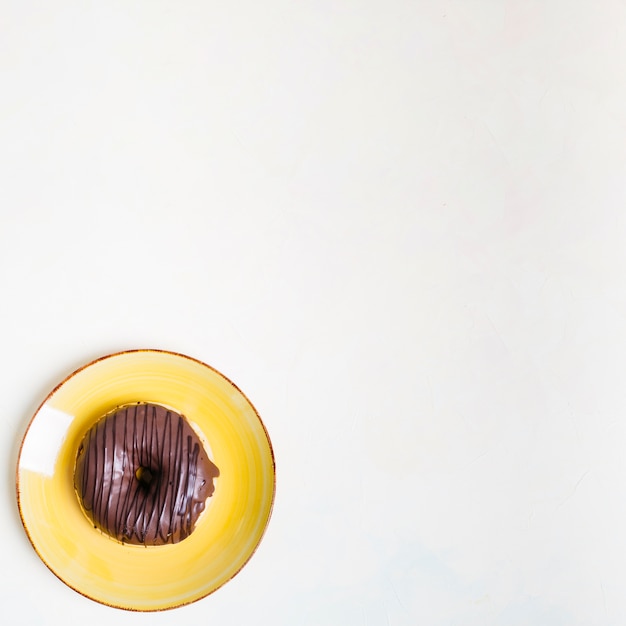 Free photo flat lay donut composition with copyspace