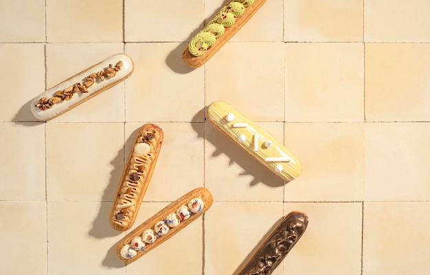 무료 사진 평평한 평신도 eclairs 배열