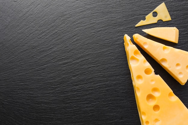 コピースペースを持つフラットレイアウトエメンタールチーズ