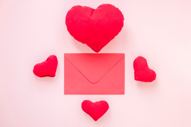 バレンタインの心を持つ封筒のフラットレイアウト
