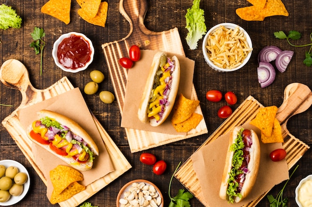 Free photo flat lay of fast food meal on wood table