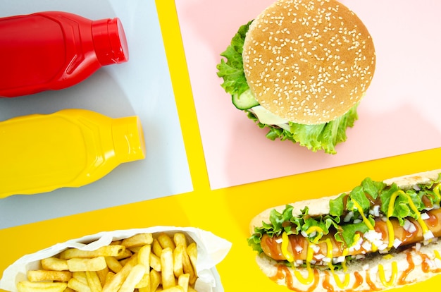 Foto gratuita piatto lay di menu fast food con hot dog