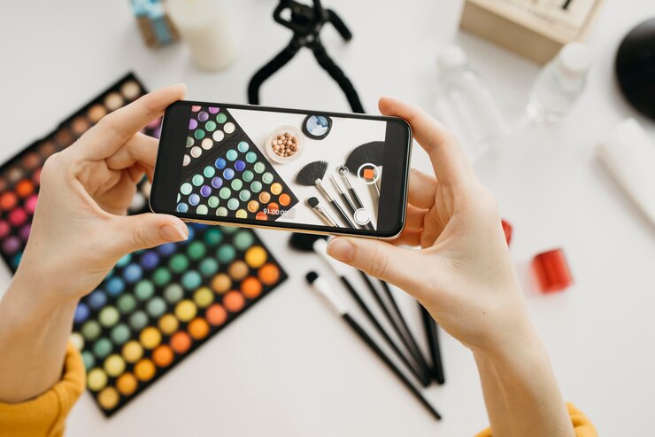 無料Photo スマートフォンでオンラインストリーミングする女性ブロガーのフラットレイ