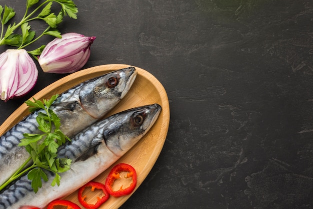 フラットレイの魚と野菜のアレンジメント