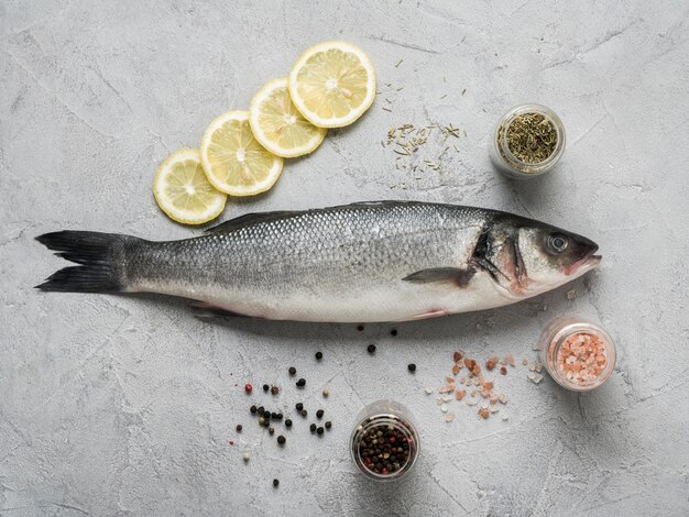 レモンとスパイスを添えた平たい魚