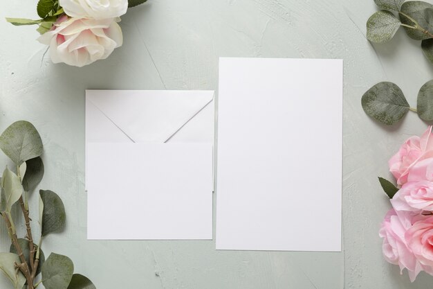 Плоская планировка цветочного свадебного приглашения с копией пространства