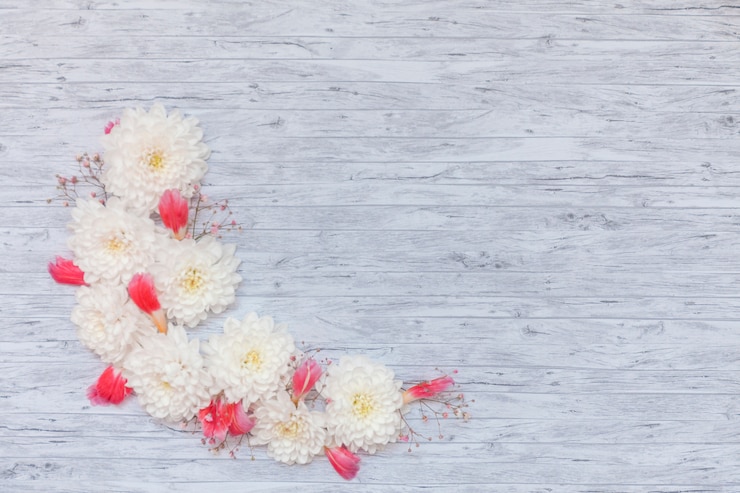 मुफ़्त फोटो flat lay of flowers with copyspace