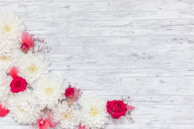 Free photo flat lay of flowers with copyspace