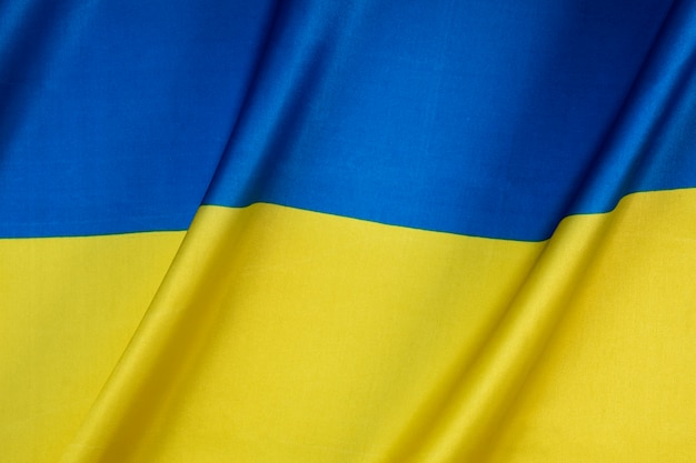 평평한 누워 접힌 우크라이나 국기 정물