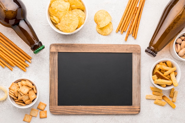 Free photo flat lay food and beer with blackboard