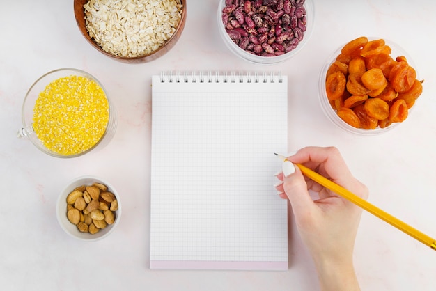 Foto gratuita disposizione piana del concetto dell'alimento con lo spazio della copia