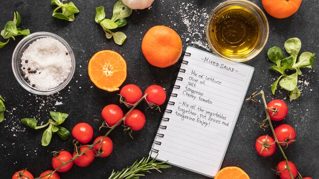 Плоская кладка пищевых ингредиентов с рецептом и овощами