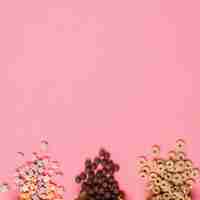 Foto gratuita telaio piatto laico con cereali su sfondo rosa