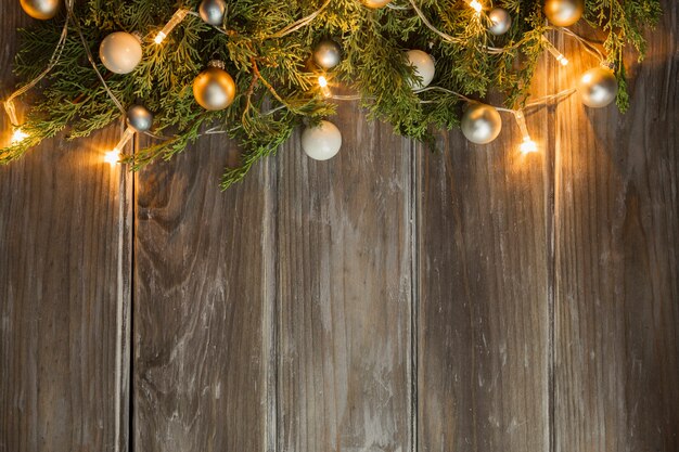 クリスマスツリーと木製の背景を持つフラットレイアウトフレーム