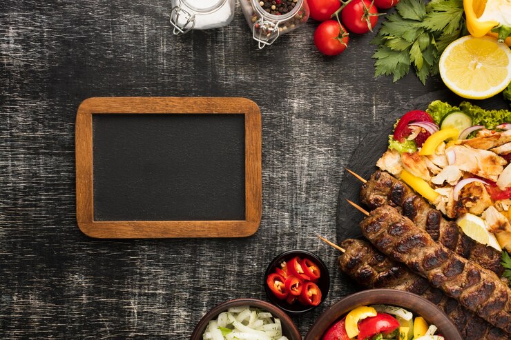 Бесплатный Фотография плоская планировка рамы с вкусным кебабом и блюдами