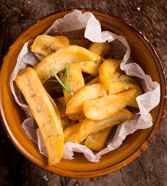 Lay piatto di patatine fritte nella ciotola