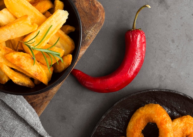 Foto gratuita lay piatto di patatine fritte con peperoncino