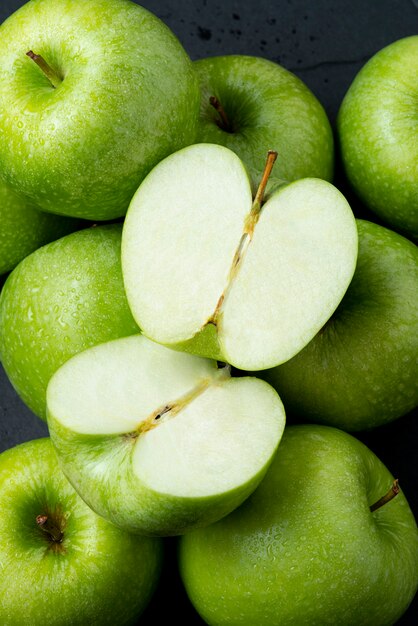 Плоская композиция из свежих яблок