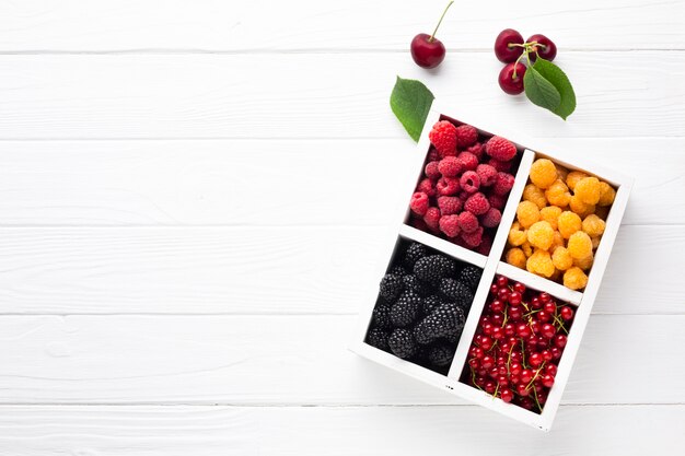 Free photo flat-lay fresh berries with copy space