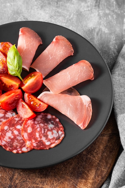 Foto gratuita piatto di laici concetto di carne fresca